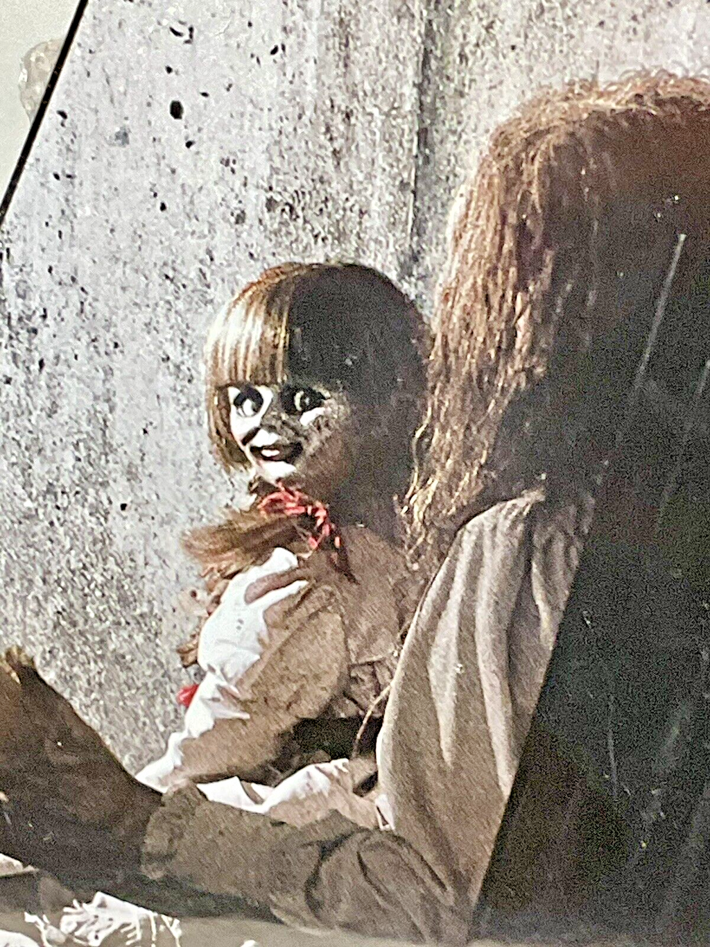The Conjuring 500 Piece Puzzle Coffin Shaped Box includes Puzzle Art Poster