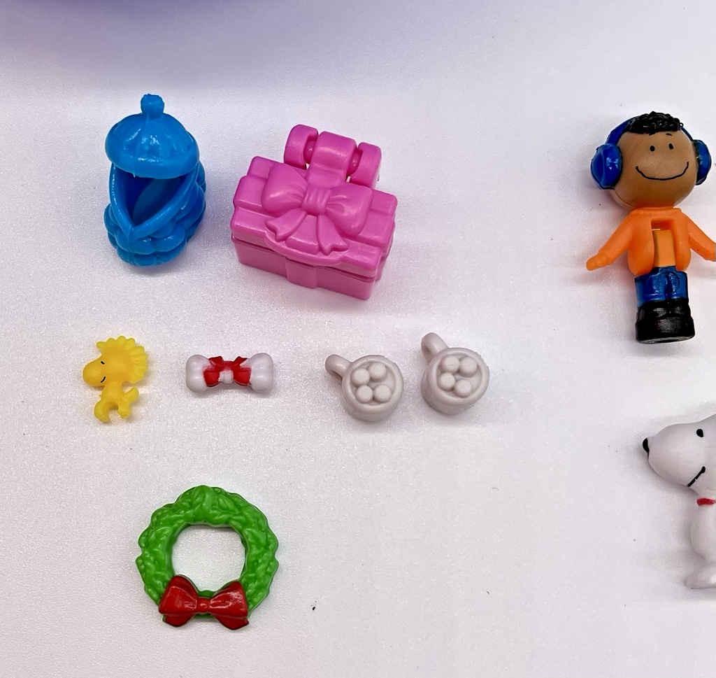 Polly Pocket Peanuts Compact Play Set Mattel Peanuts 75 Years Snoopy Woodstock